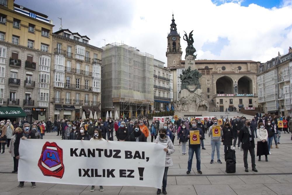 Las corales de Gasteiz durante la protesta de ayer