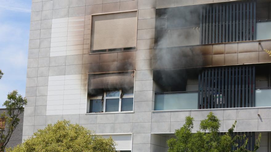 Fotos del incendio de un edificio en la Avenida de Belascoain en Ardoi (Zizur Mayor)