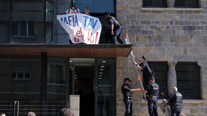 Varias personas protestan contra el TAV en la CEN
