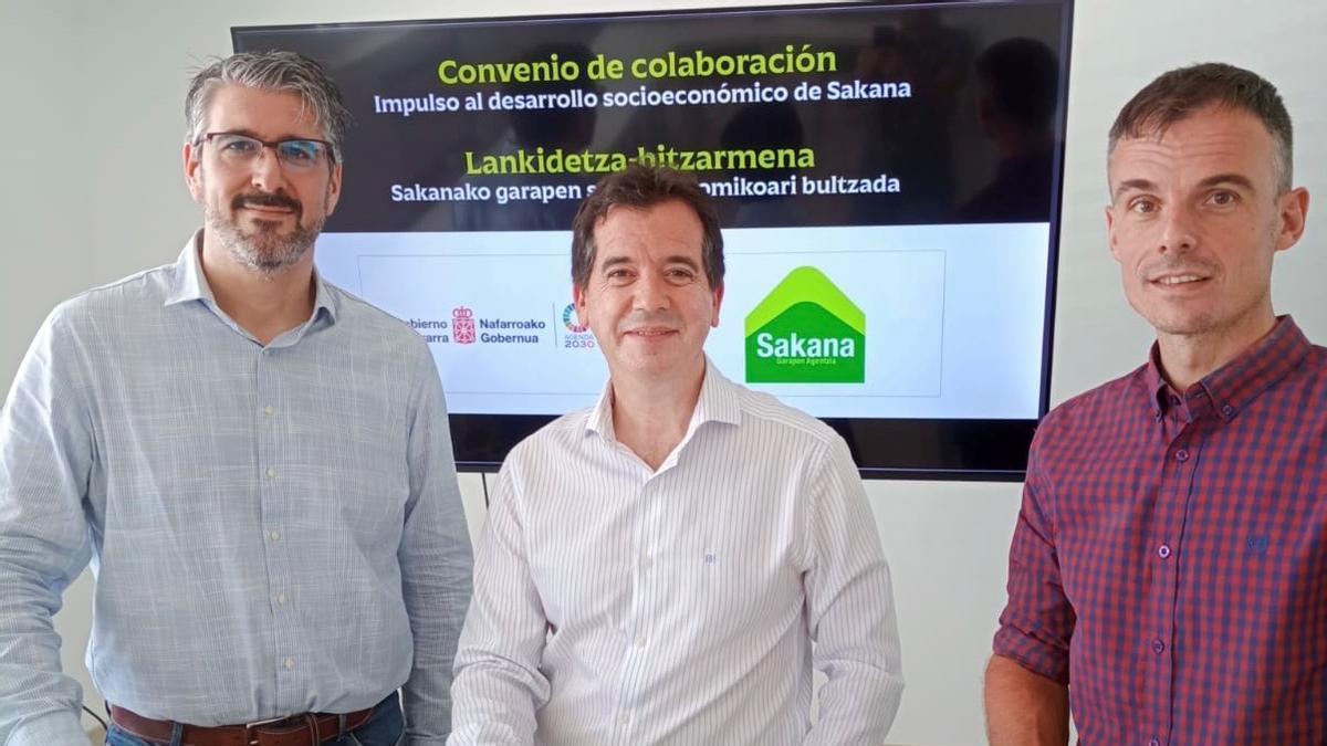 Rubén Auza, el consejero Mikel Irujo y Aitor Larraza, en la presentación del convenio.