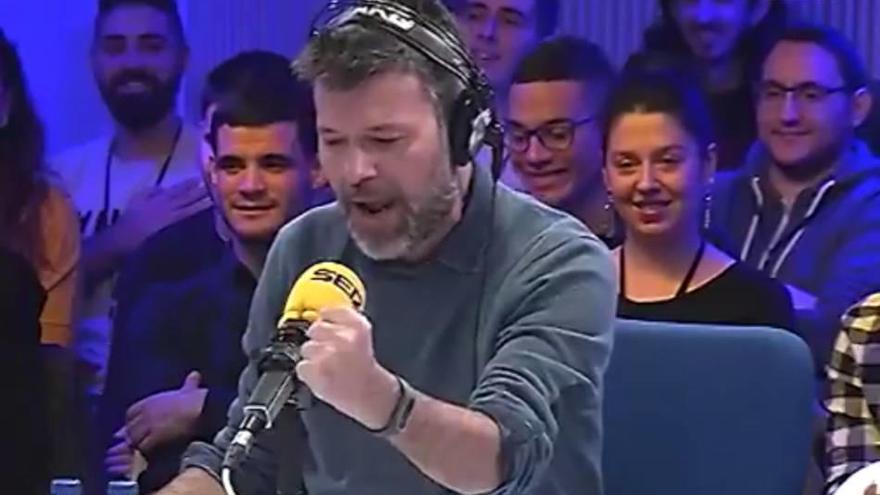 Quequé cantando su peculiar himno en la cadena Ser.