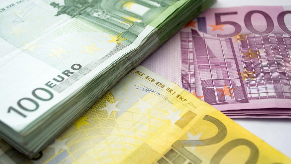 Imagen de recurso de varios fajos de billetes
