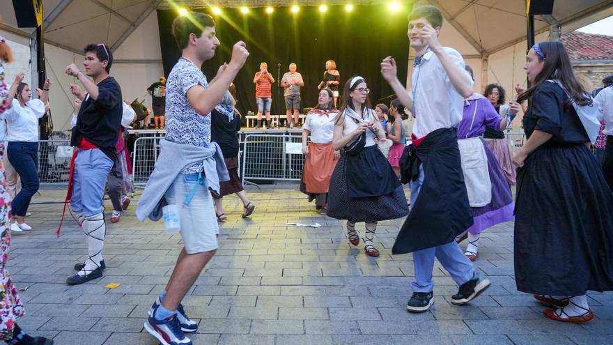 En imágenes: Larrain Dantza y Txulalai en la plaza de Santa María