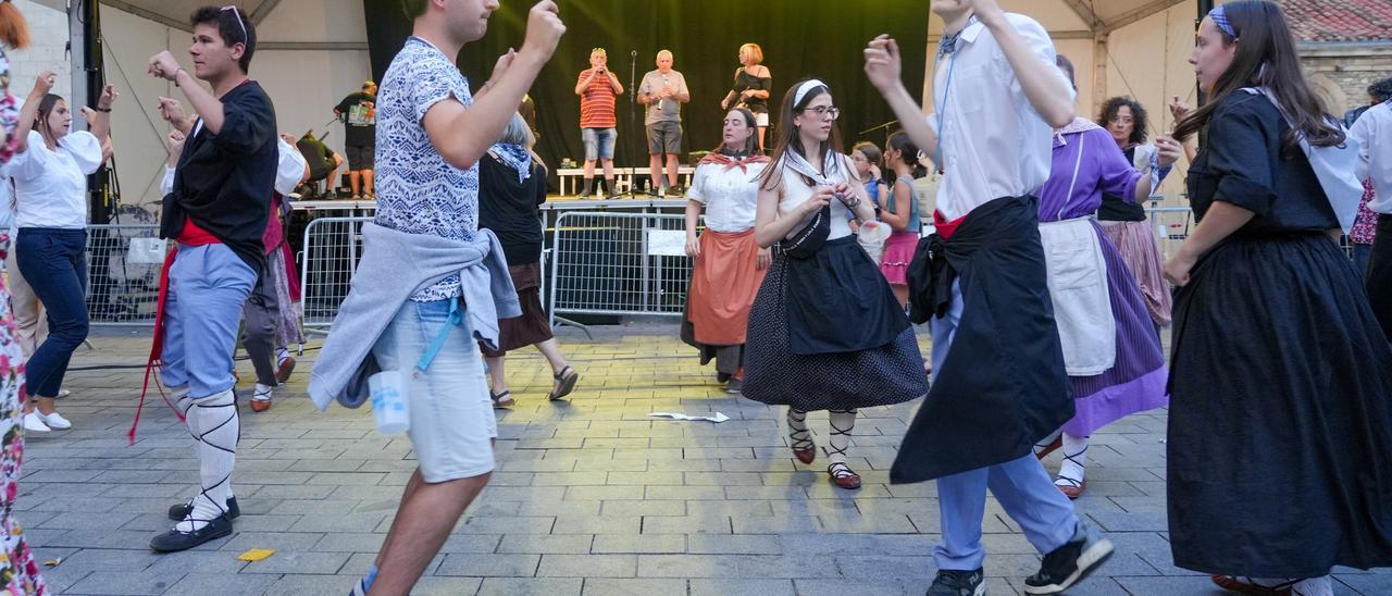 En imágenes: Larrain Dantza y Txulalai en la plaza de Santa María