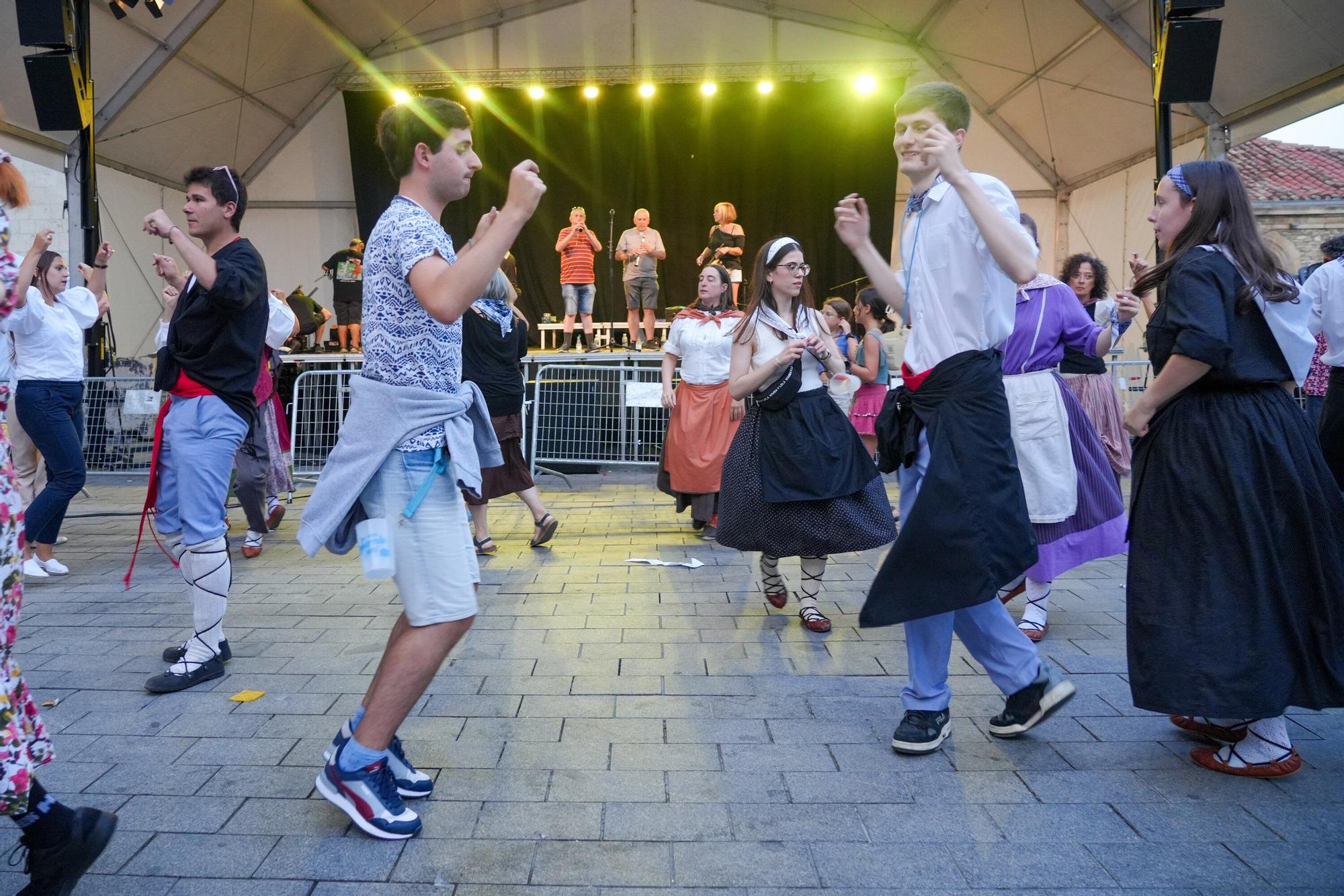 En imágenes: Larrain Dantza y Txulalai en la plaza de Santa María