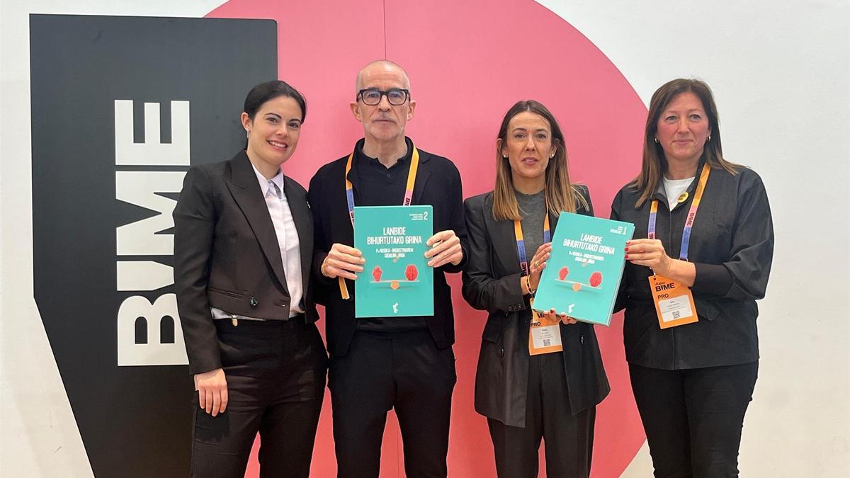 'Lanbide bihurtutako grina' aurkeztu dute BIMEn, musika industriaren inguruan euskaraz idatzitako lehen eskuliburua. 'Lanbide bihurtutako grina' aurkeztu dute BIMEn, musika industriaren inguruan euskaraz idatzitako lehen eskuliburua.