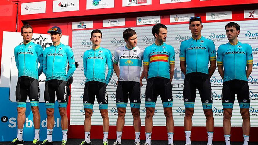 Los integrantes del Astana, con Pello Bilbao, los hermanos Izagirre y Omar Fraile, en la presentación de ayer en Zumarraga.Foto: Iker Azurmendi