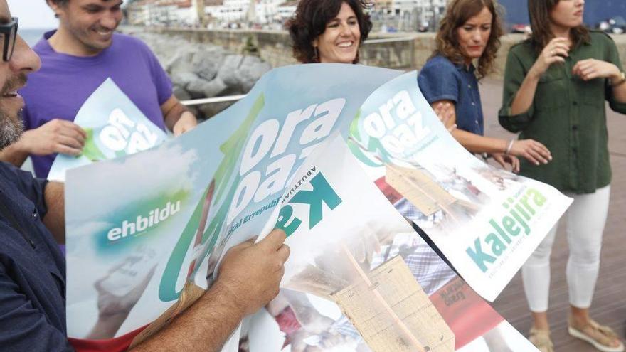 .- La juntera de EH Bildu, Esti Elduaien (2d), presenta este martes junto a otros representantes de su formación la manifestación &quot;Gora goaz. Euskal Errepublikarantz&quot;.