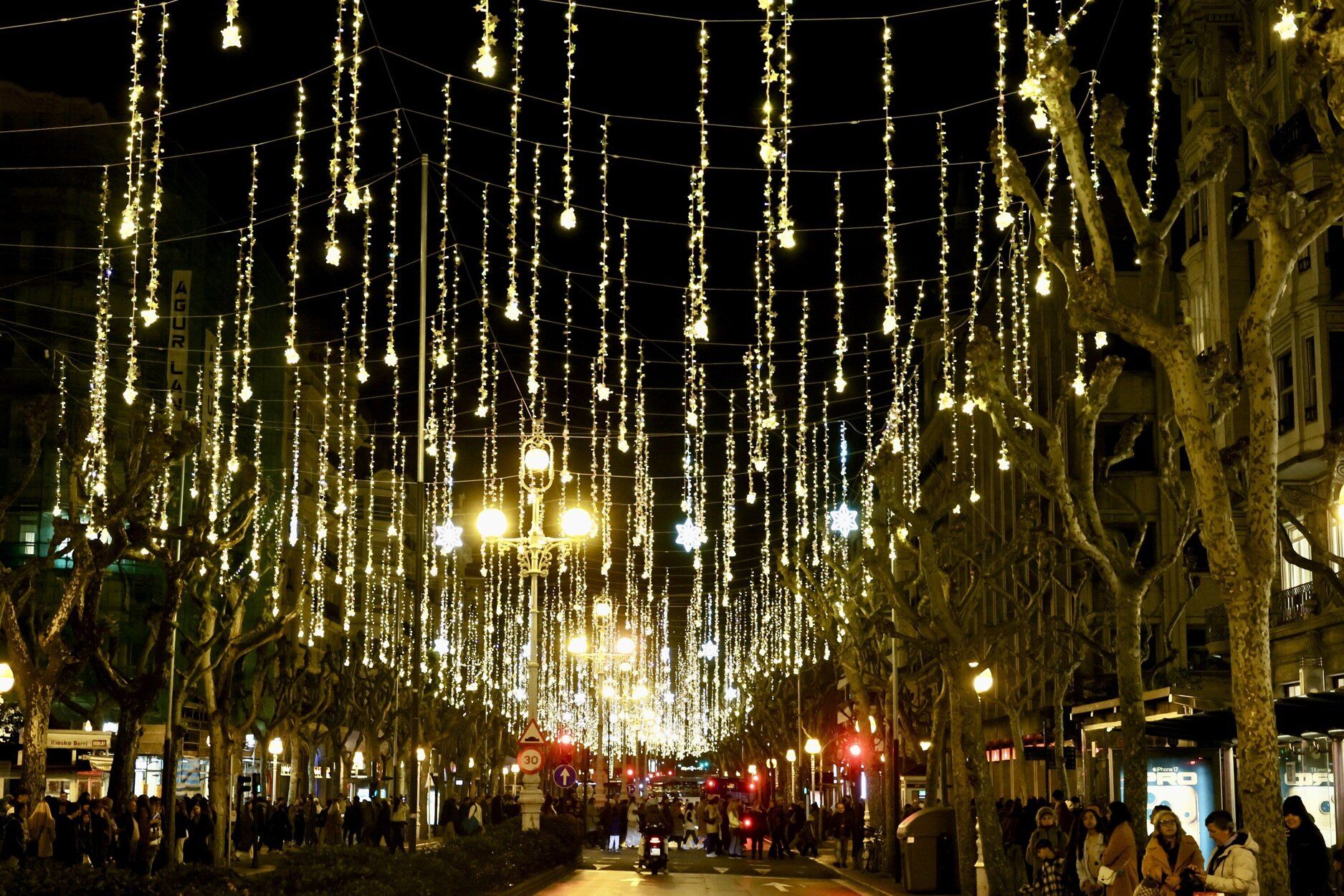 Espectacular encendido de las luces de Navidad en Donostia