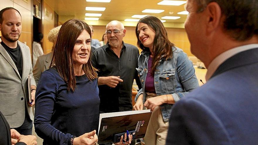 La portavoz de Elkarrekin Podemos-IU, Miren Gorrotxategi, con Bildarratz, de espaldas.  | FOTO: EFE