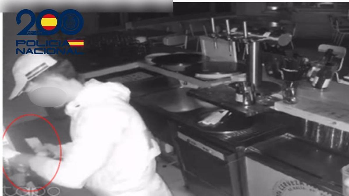 El ladrón, captado por las cámaras del bar pamplonés.