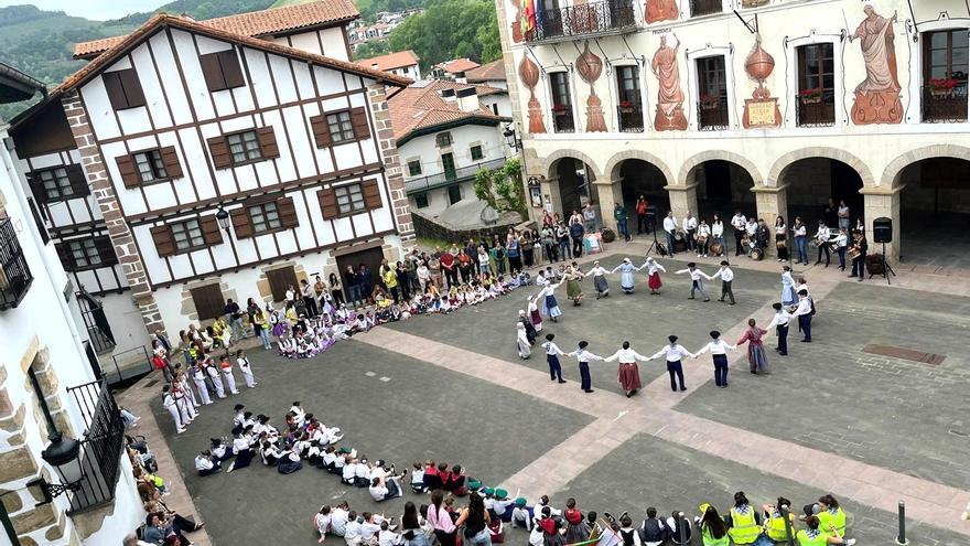 Bera se llena de dantzaris en la 31ª edición del Dantzari Ttiki Eguna