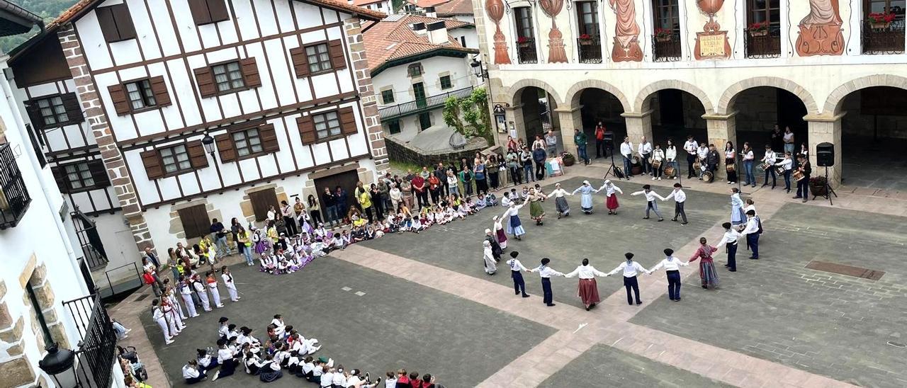 Bera se llena de dantzaris en la 31ª edición del Dantzari Ttiki Eguna