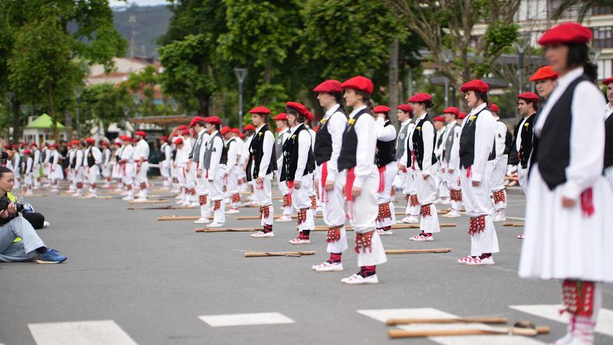 Multitudinario Bizkaiko Dantzari Eguna en Bermeo, muestra de identidad y arraigo