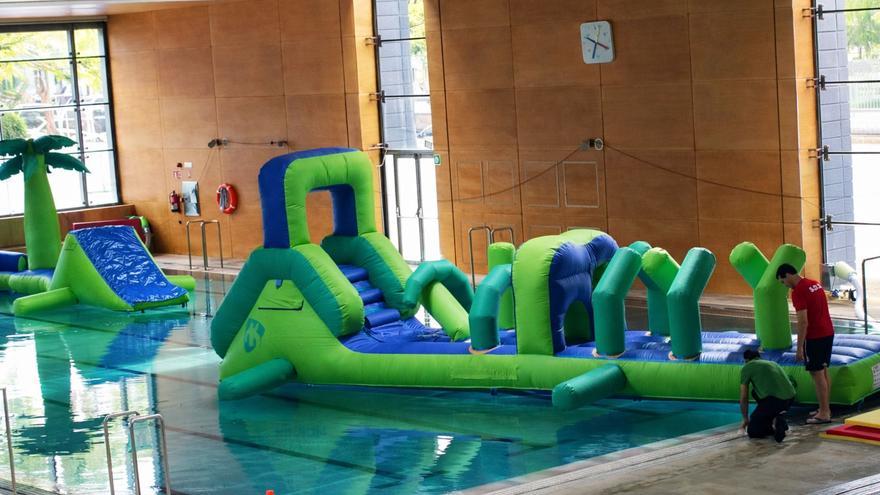 Bihar itzuliko dira uretako puzgarriak Durangoko igerilekura