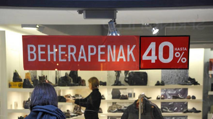 El comercio vasco no remonta pese a las ofertas que surgen en las rebajas.