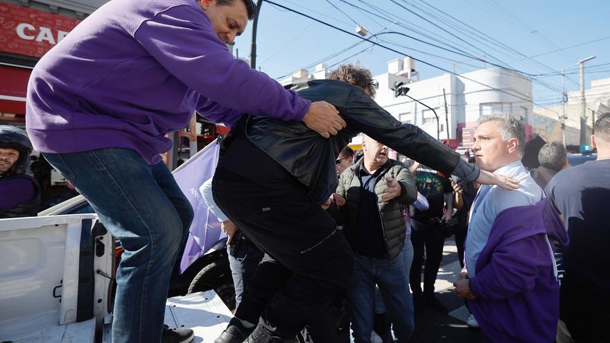 Milei, evacuado de un acto electoral tras lanzarle objetos unos manifestantes opositores