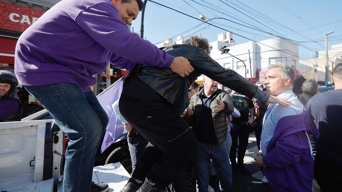 Javier Milei, en el momento de ser evacuado por sus escoltas