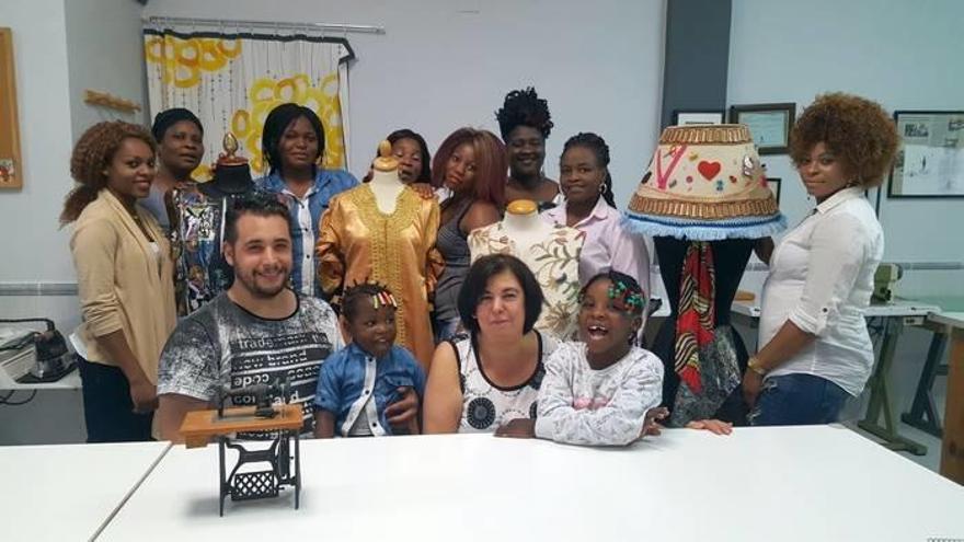 Txentxa Marín y su ayudante, Daviz Irauregui, posan junto a un nutrido grupo de mujeres africanas que participarán en el concurso. Fotos: E. Z.
