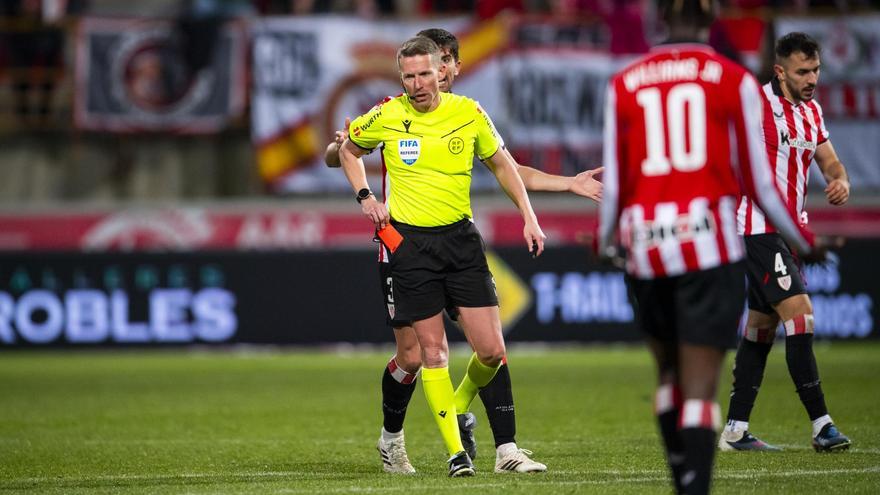 Paredes ve la tarjeta roja por protestar al árbitro