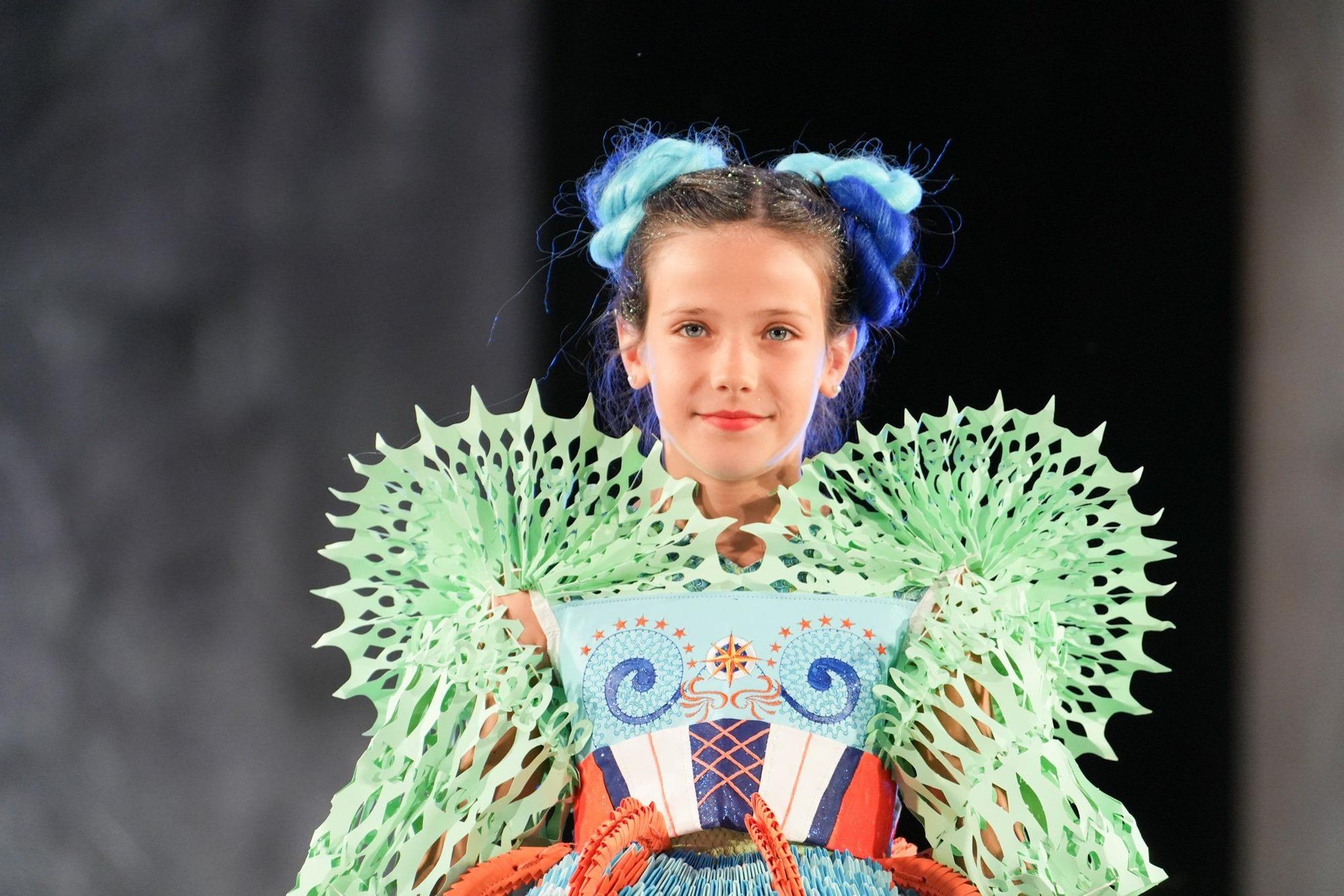 En imágenes: así ha sido el desfile de Vestidos de Papel de Güeñes