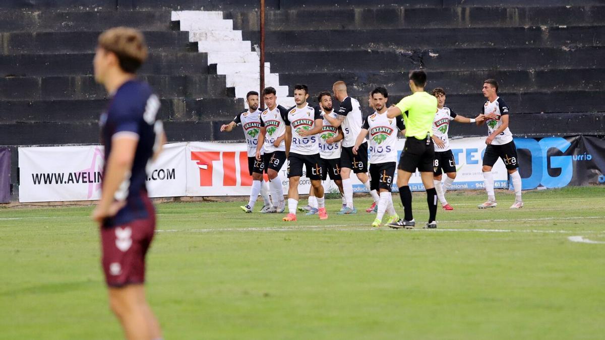 Los jugadores del Tudelano celebran el tanto con el que vencieron al Eibar B.