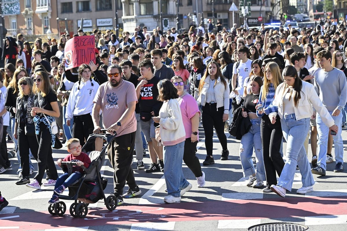 Estudiantes salen a la calle en Bilbao contra el 'bullying'
