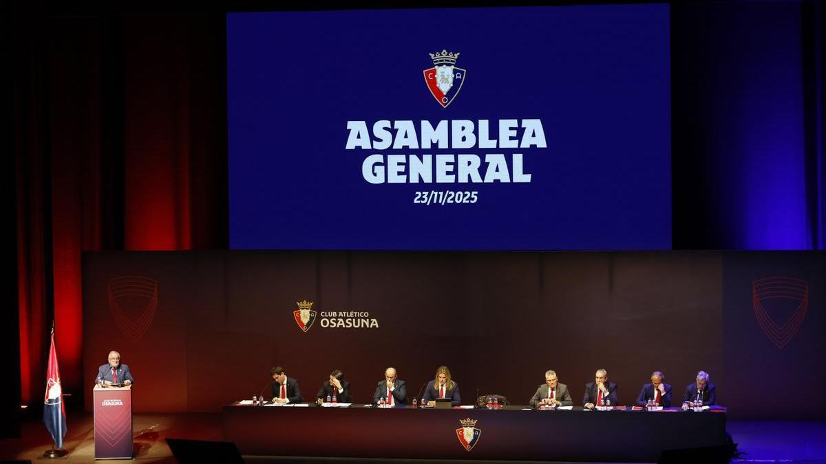 El presidente de Osasuna Luis Sabalza durante su intervención en las asambleas, una Ordinaria y a otra Extraordinaria que el club celebra este domingo en el Baluarte.