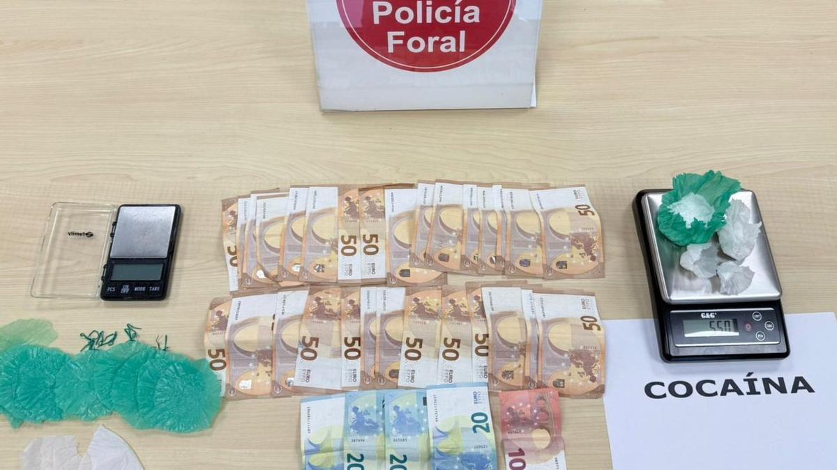 Droga, dinero y material intervenido al conductor del patinete en Tafalla.