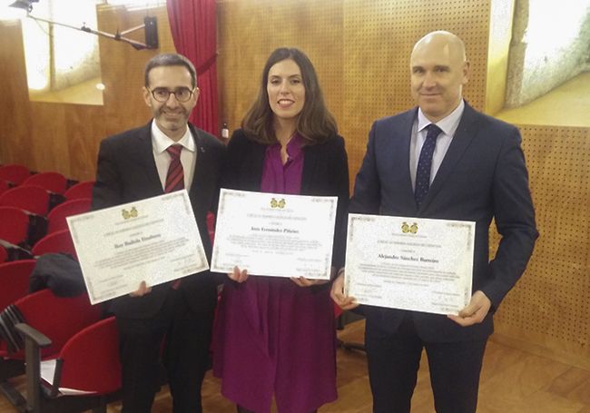 Iker Badiola Etxaburu, a la izquierda, tras recibir en 2019 el premio Ernesto Viéitez de la Real Academia Galega de Ciencias.