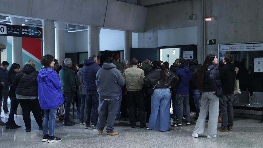 Aspirantes a la OPE de servicios generales en Navarra: "Nos jugamos años de estudio en este examen"
