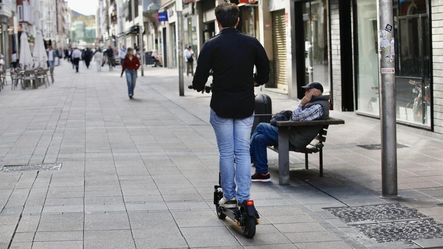 Un herido al chocar un patinete eléctrico y un coche en la calle Las Arenas