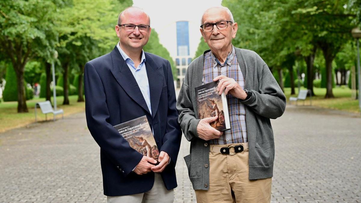Roldán Jimeno, secretario general de la UPNA, y Jesús Moya Mangas, autor del libro &#039;Antes de Zugarramurdi&#039;.