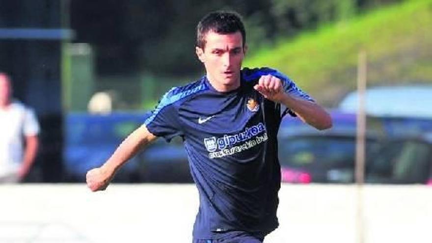 Joseba Llorente intenta rematar un centro en el entrenamiento de ayer en Zubieta.