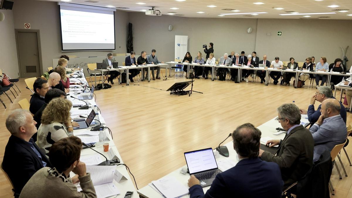 El consejero de Salud, Alberto Martínez, preside de una de las reuniones para alcanzar un pacto por la salud.