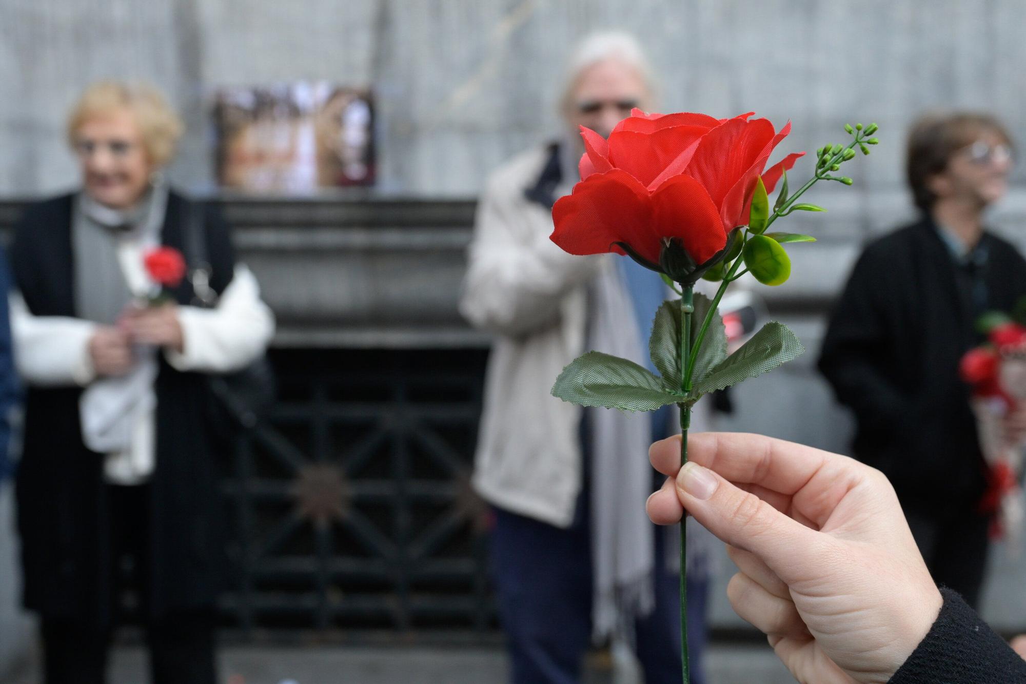 En imágenes: Rosas y poesía para Lucía, la mimo de la Gran Vía de Bilbao