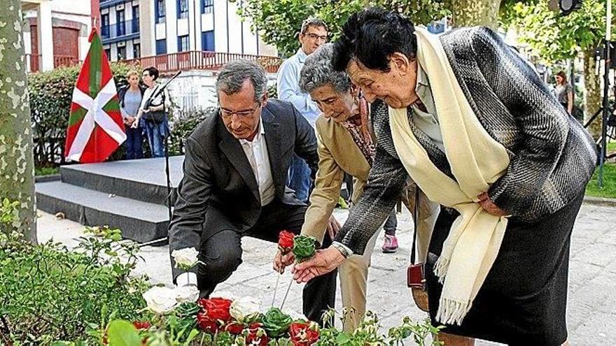 Markel Olano deposita flores ayer en Deba junto con familiares de los cargos electos fusilados. Fotos: Gorka Estrada