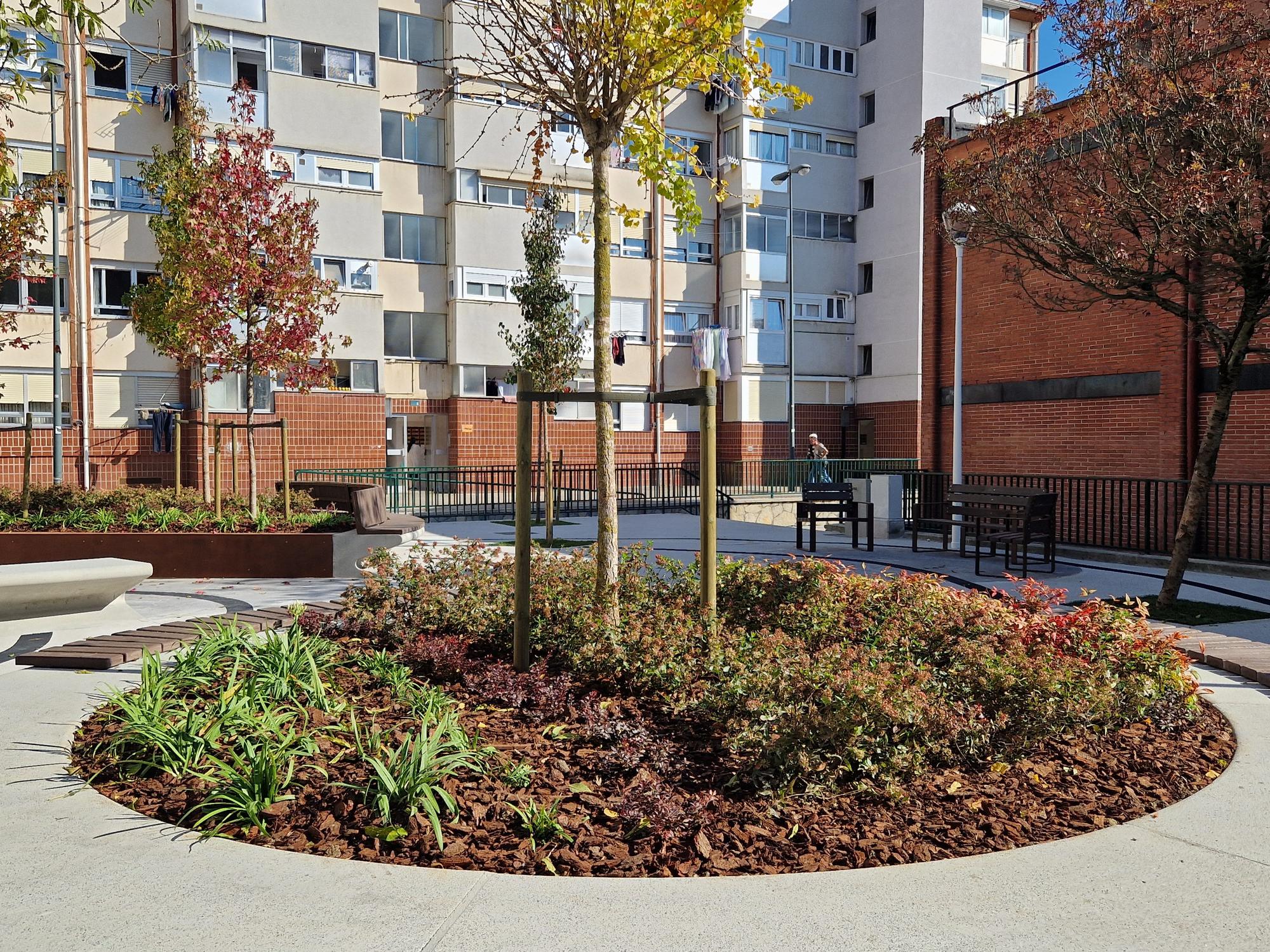 Así luce la renovada plaza Zizeruena de Otxarkoaga