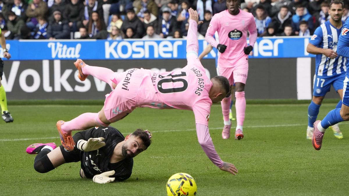 Iago Aspas choca con Sivera en el área.