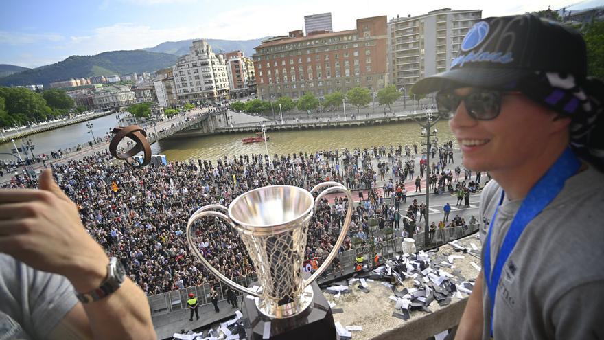 La 'marea negra' del Ayuntamiento se rinde a los campeones