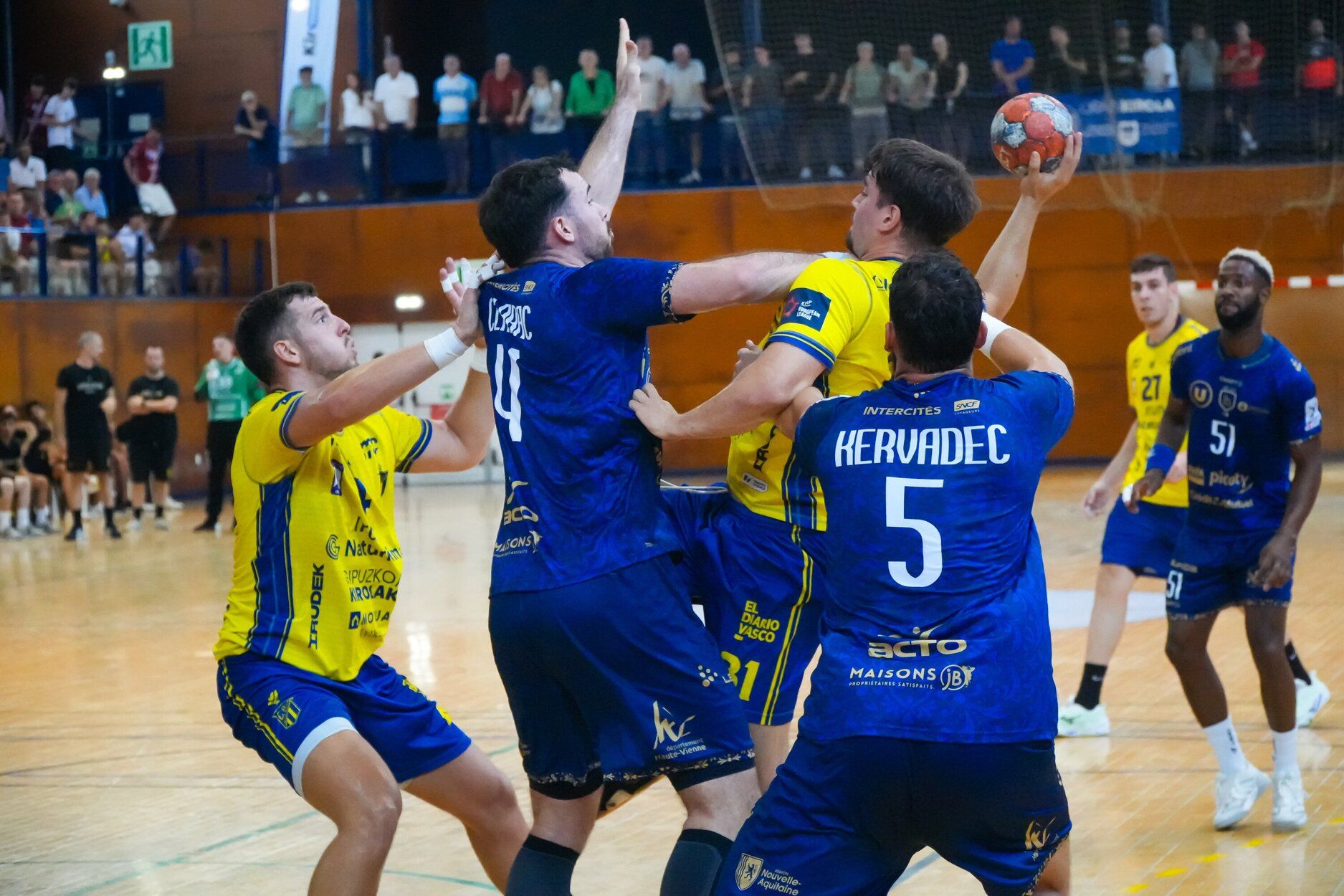 El capitán del Irudek Bidasoa Irun, Gorka Nieto, durante la final del Torneo de Egia ante Limoges