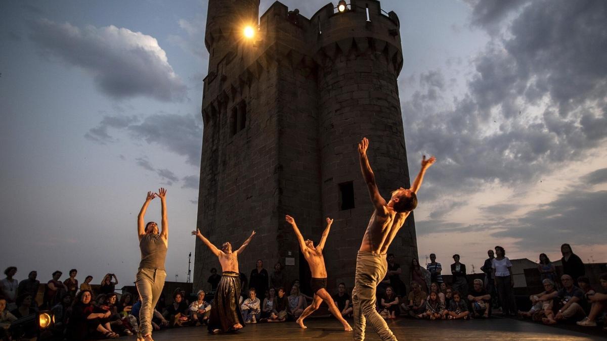 Imagen de la representación de &#039;Erritu&#039;, de Kukai Dantza, en el marco del Festival de Teatro de Olite de 2019.