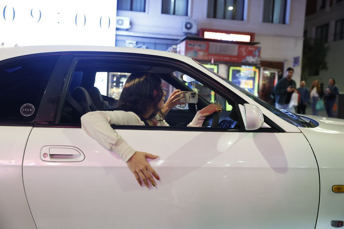 Rosalía presenta su disco en las pantallas de Callao y desaparece entre miles de fans