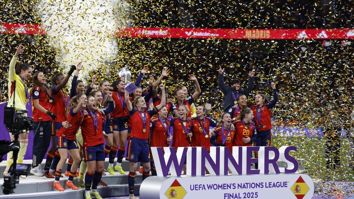 Las jugadoras de la selección española de fútbol celebran la victoria con el trofeo tras el partido de vuelta de la final de la Liga de Naciones femenina.