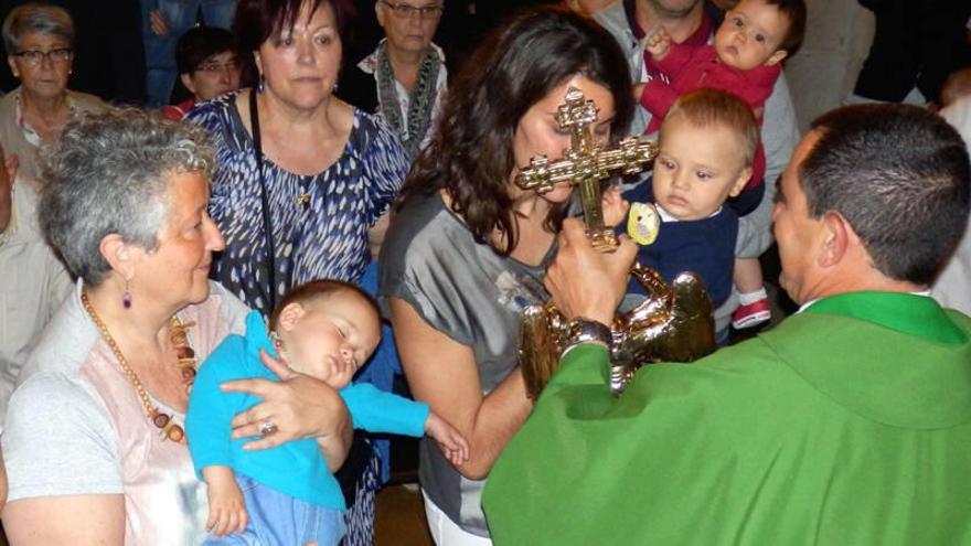 Los txikis, uno a uno, recibieron la bendición del Ángel de Aralar.