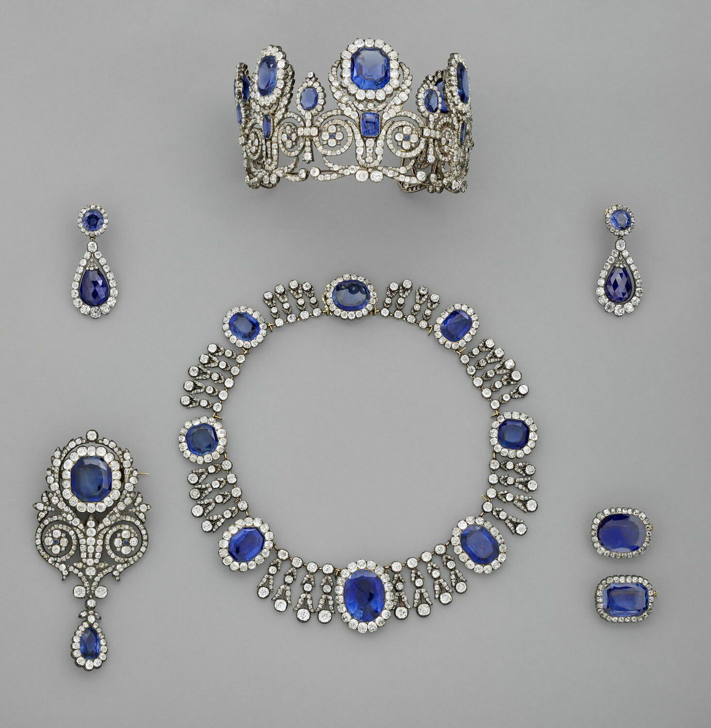 Imagen facilitada del juego formado por una diadema de la reina María Amelia y de la reina Hortensia, un collar del conjunto de zafiro de las mismas reinas y un pendiente de ese mismo conjunto sustraidos del Museo del Louvre, en París
