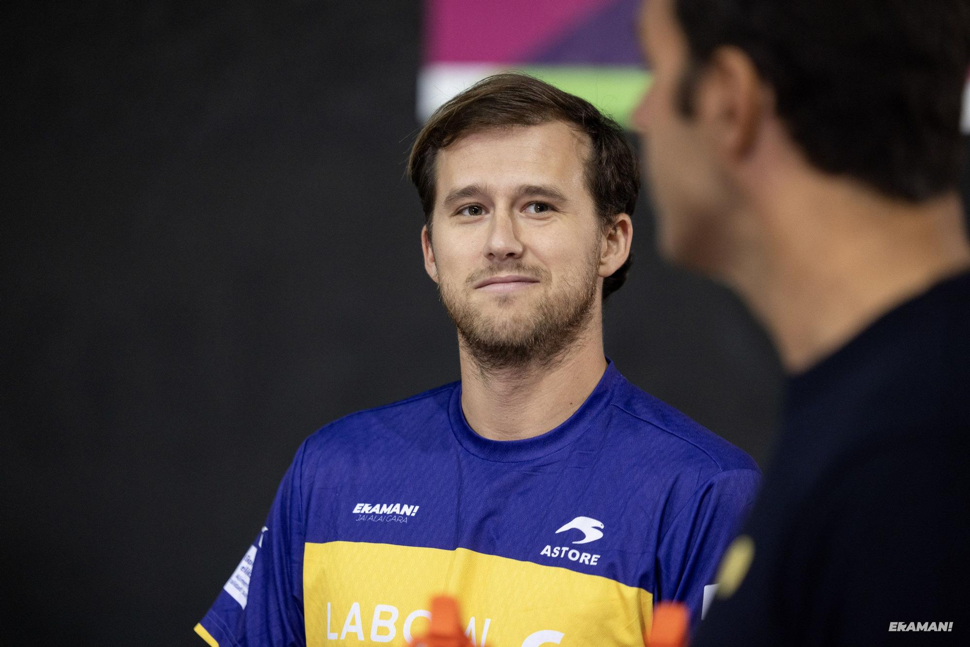 Barandika-López y Urreisti-Basque eligen material para la final de la Jai Alai League en el frontón Carmelo Balda de Donostia.