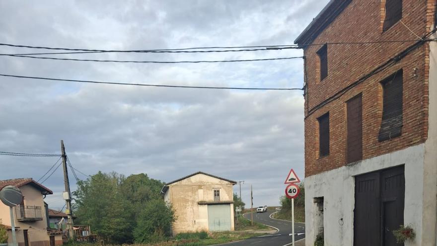 La señal de tráfico que dificulta la circulación peatonal en un pueblo de Navarra
