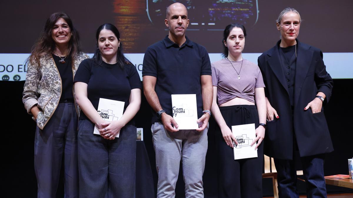 En la imagen, Miren Arzalluz y Nerea Enbeita, con los ganadores, Irune López, Josu Baranda y Sara Pinto.