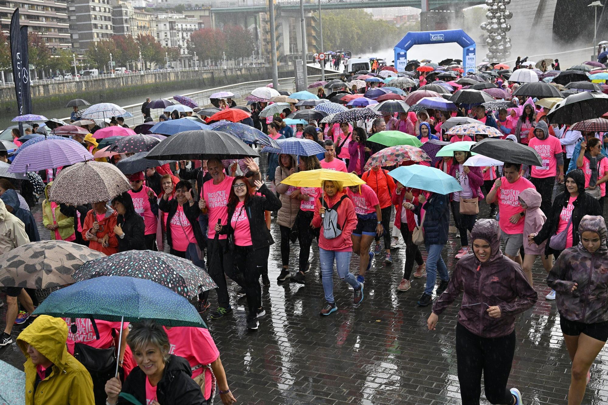 En imágenes: los paraguas tiñen la marea rosa de Bilbao